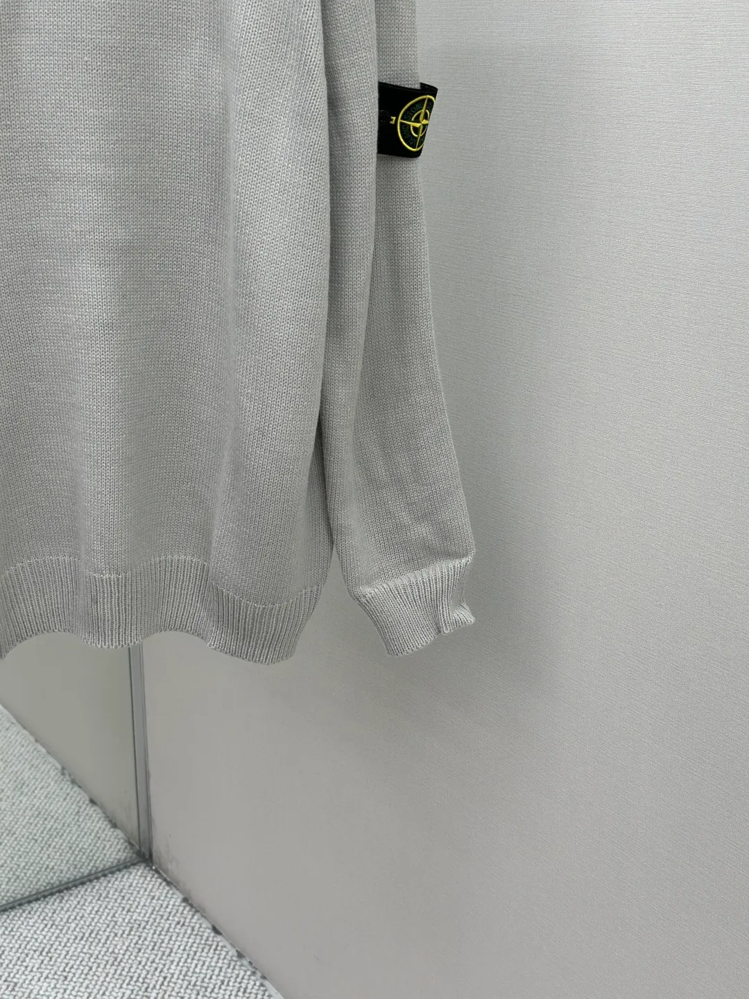 P420 Stonelsland Stone Island arm embroidered logo sweater Fabric: 30% wool, 50% cotton, 20% spandex.  Accessories: The arm embroidery logo is made of double-layer soft leather, with embroidery logo technology on the surface and embellishment with the brand logo. Comes with laser engraved metal buttons.  Process: garment washing-fixing color-fixing pattern-removing wool impurities.  This style is woven with a 7-needle imported machine, with knitted threads on the neck and hem, and embroidered logos on the arms to present the brand vision.  Accessories: Customized 1:1 washed trademark Accessories: Customized 1:1 embroidery label Accessories: Customized 1:1 lettering buttons Craftsmanship: S-M-L-XL Color: Black-Grey